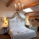 M Club De Luxe Bed & Breakfast 4*