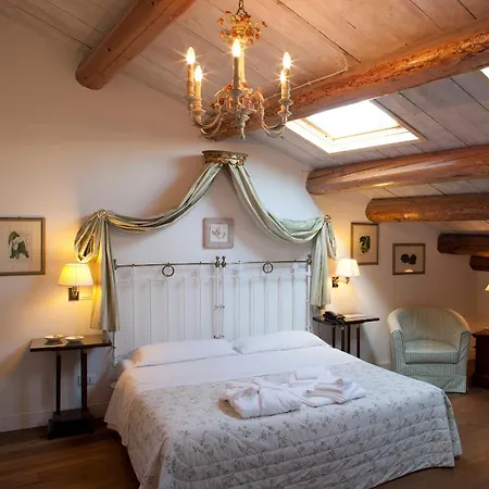 M Club De Luxe Bed & Breakfast 2*