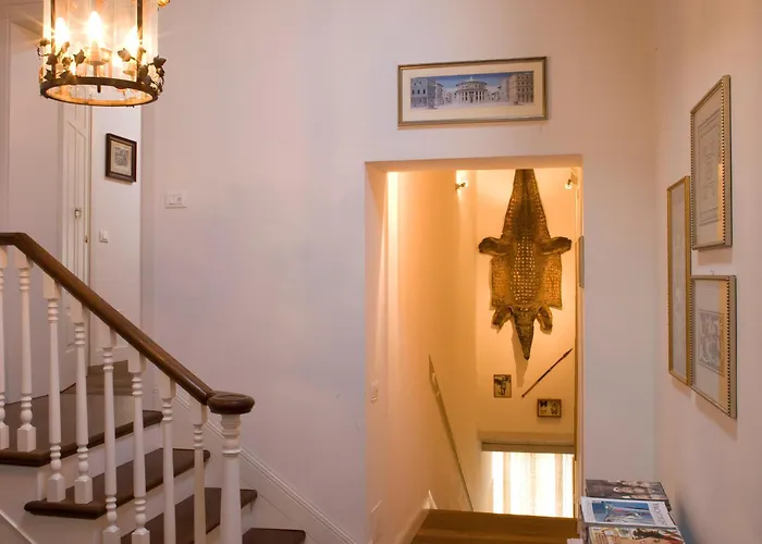 לינה וארוחת בוקר M Club De Luxe ראבנה