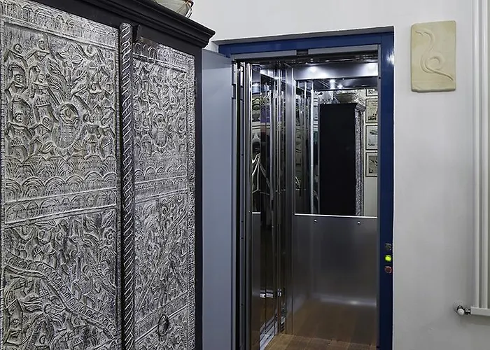 M Club De Luxe 4* ראבנה