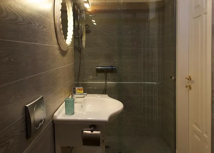 לינה וארוחת בוקר M Club De Luxe 4*