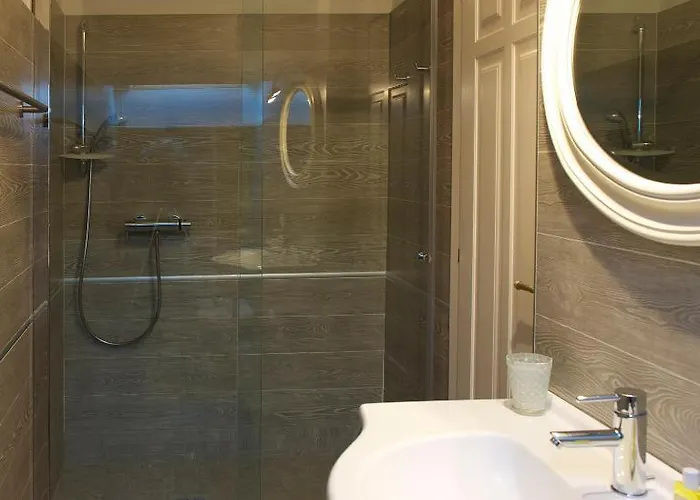 M Club De Luxe לינה וארוחת בוקר ראבנה